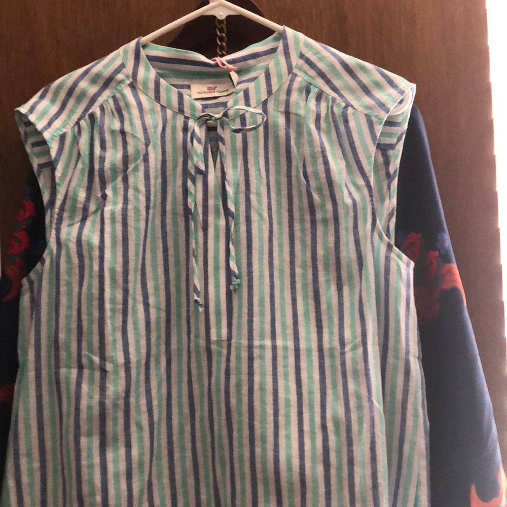 Vineyard vines top